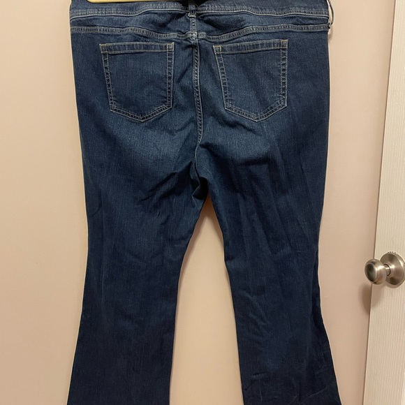 SOLD Torrid Mid/Dark Wash Mid Rise Denim Jeans Flare 20 Short - Picture 2 of 4